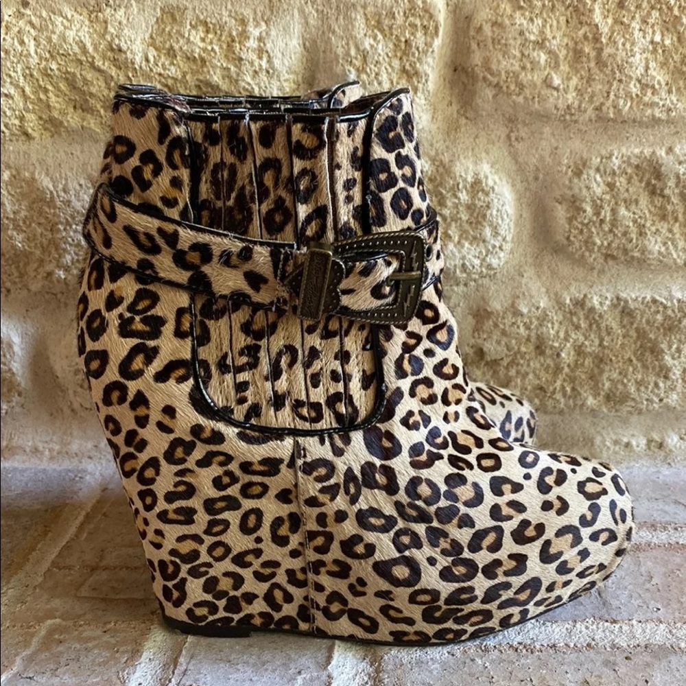 Betsey Johnson 7.5 Leopard Cheetah Wedge Booties